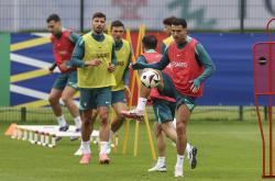 英雄联盟总决赛-科特迪瓦球员备战欧锦赛冠军之争