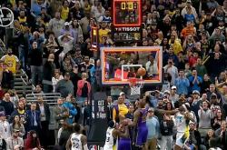 英雄联盟总决赛直播-看球赛激情四射，球员实力对抗，现场尖叫