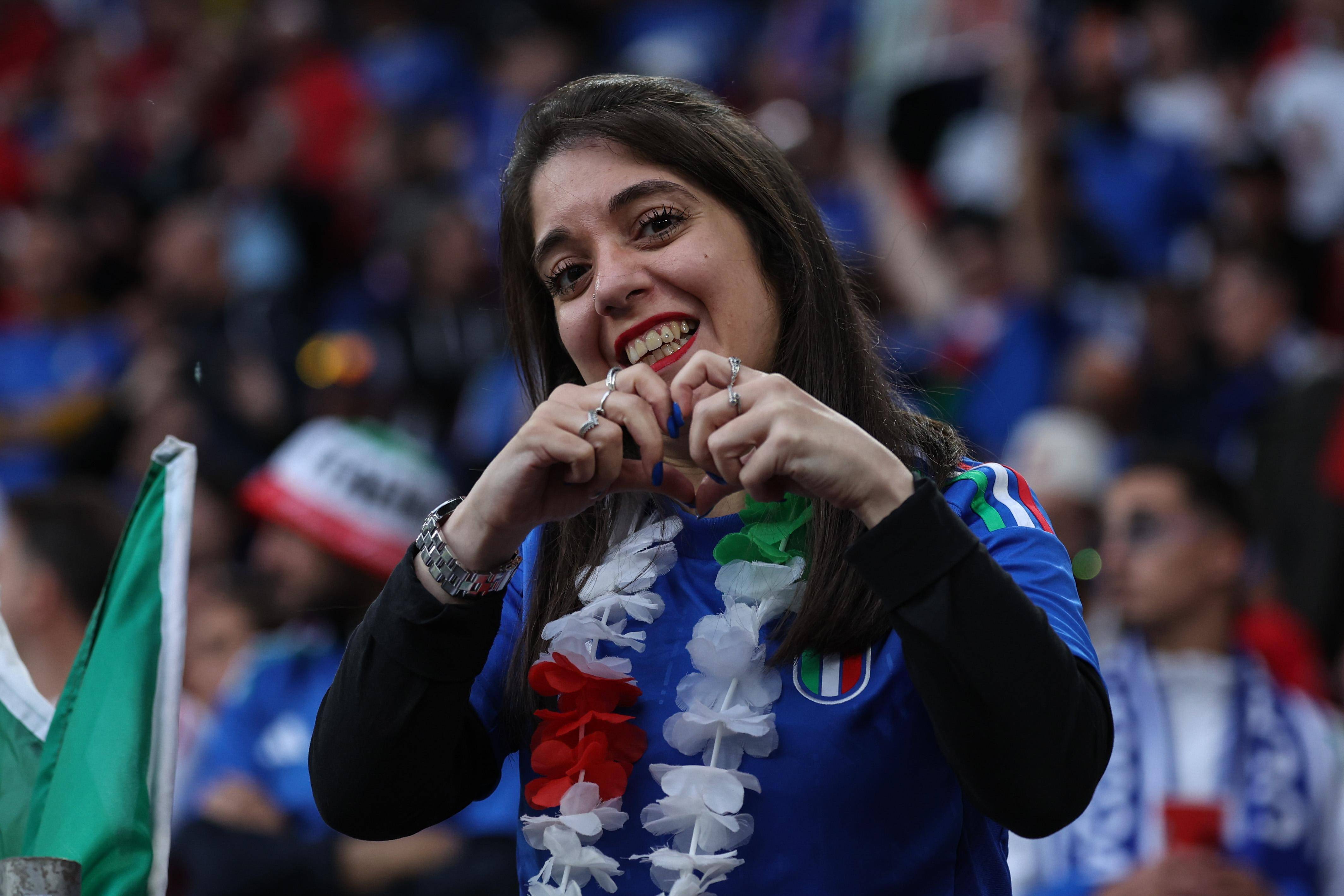 关于欧预赛中球员连续传球，形成致命威胁的信息