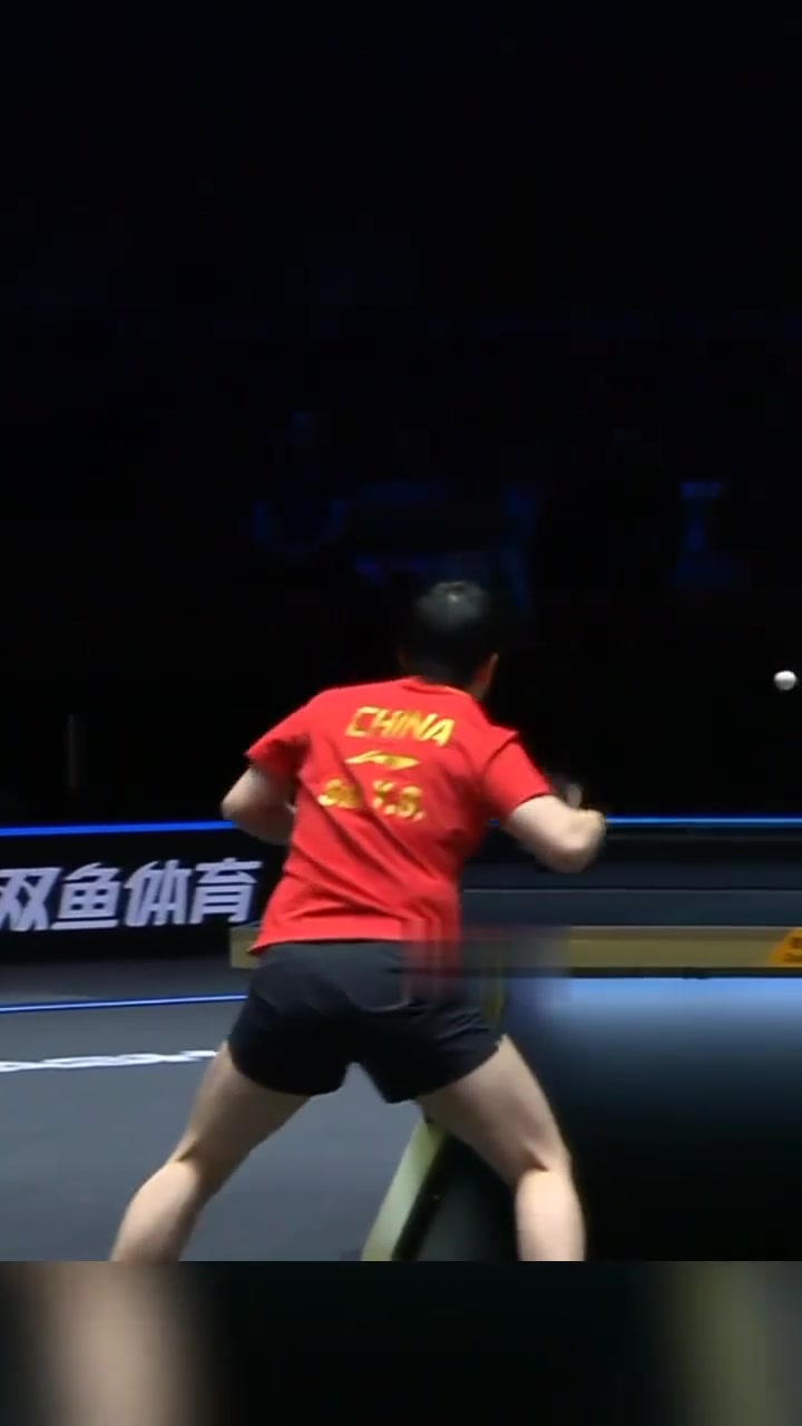 看球赛激情四射,球员实力对抗,现场尖叫 看球赛激情四射,球员实力对抗,现场尖叫