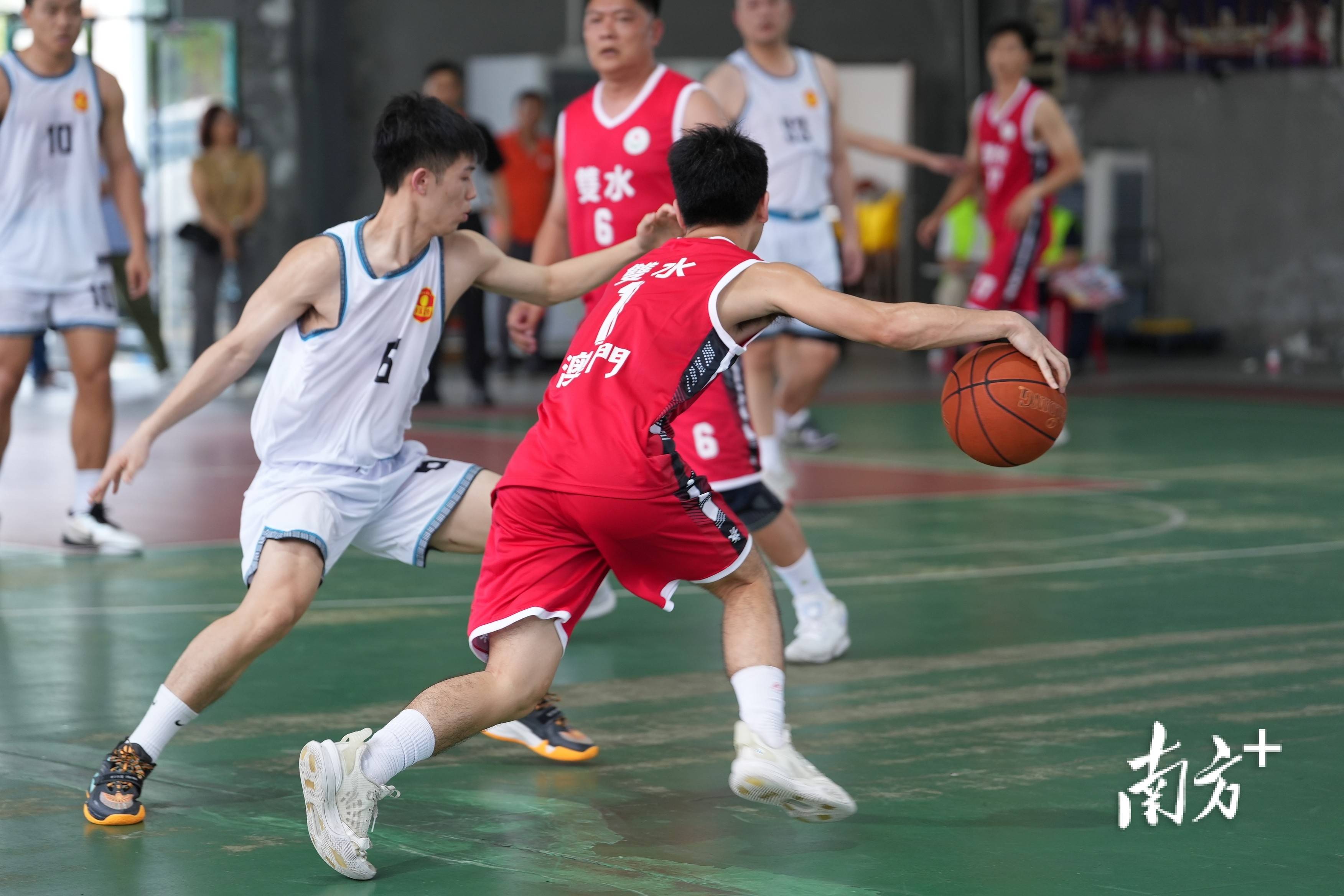 包含特许球队将亮相国际篮球赛事的词条