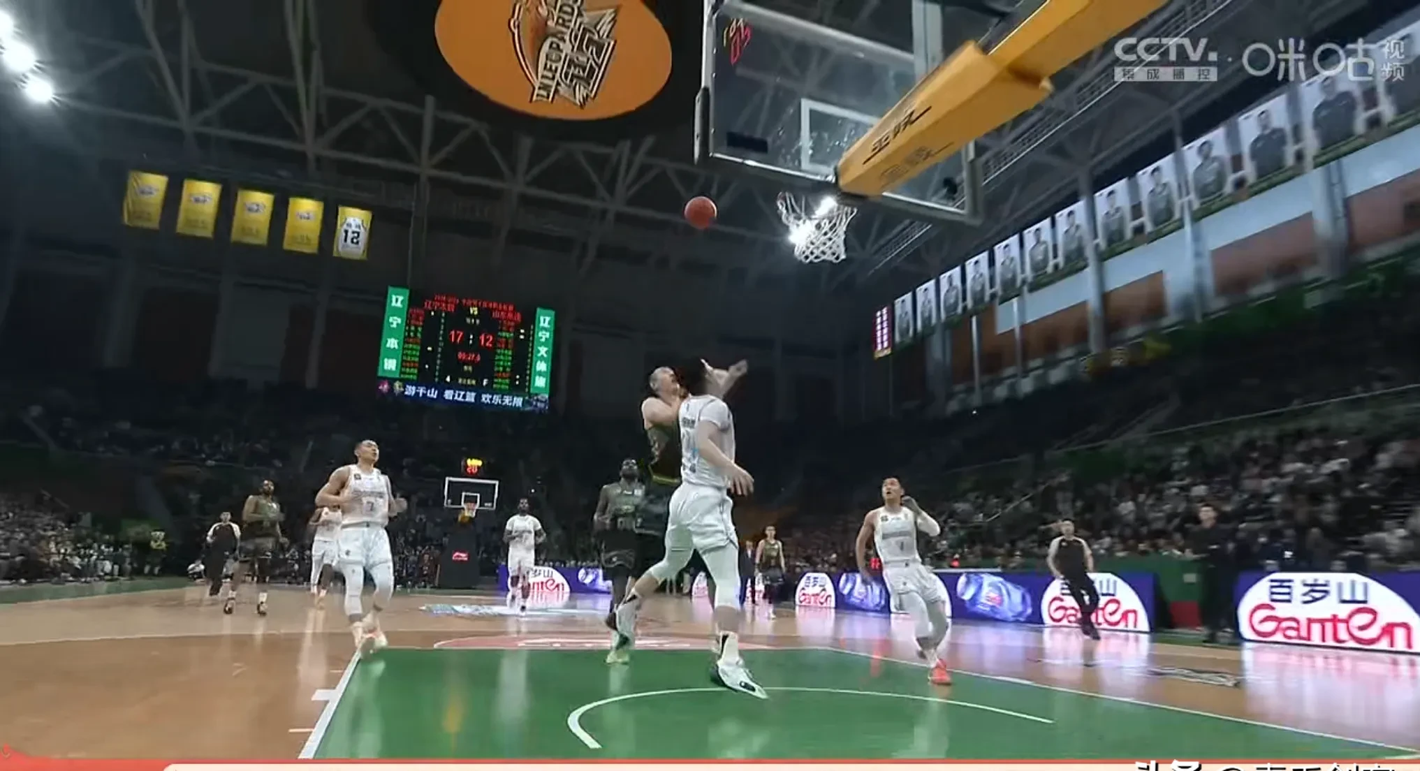 大连男篮客场险胜哈尔滨队，实力逐渐提升