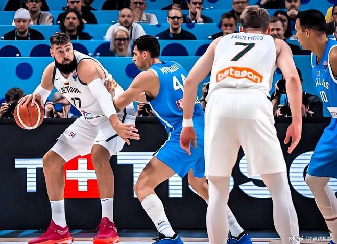 希腊篮球队队员斗志昂扬，晋级八强