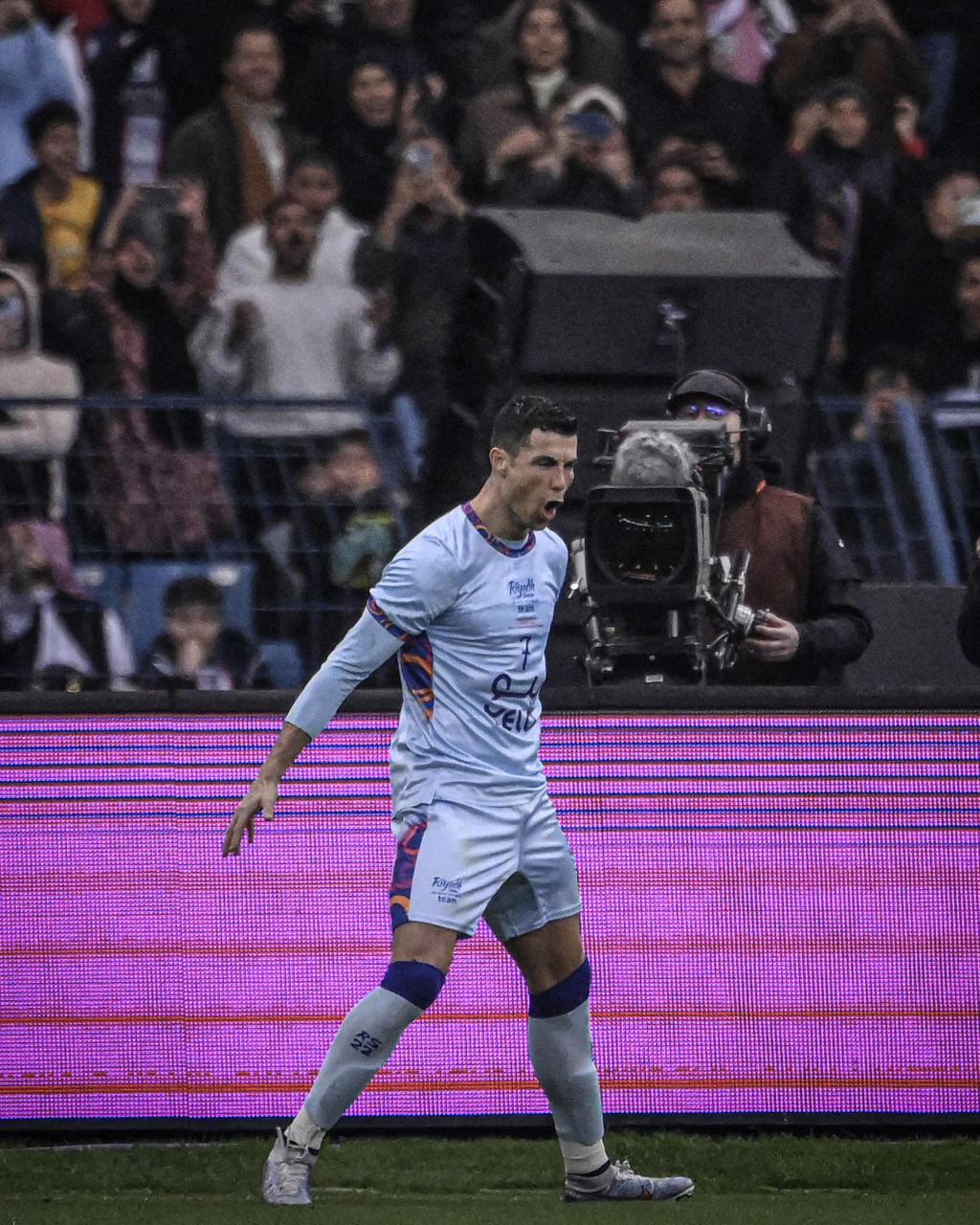 包含足球球员突破自我，表现堪称完美的词条