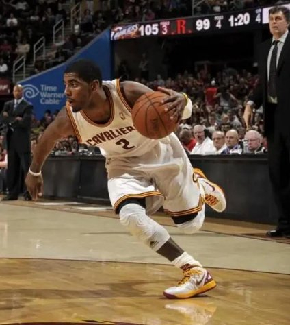 骑士队前锋欧文现身赛后新闻发布会 骑士队前锋欧文现身赛后新闻发布会